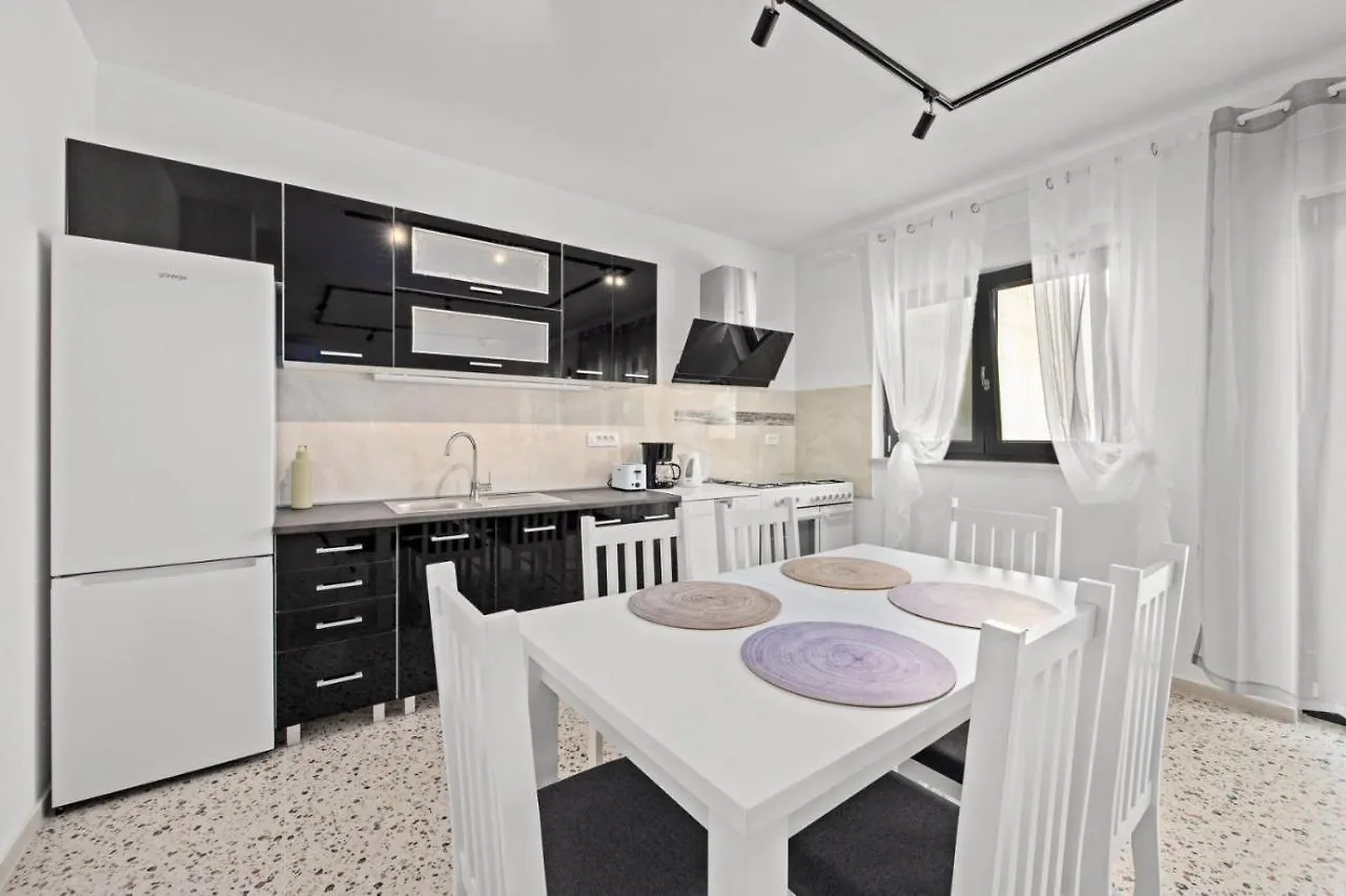 Charming Apartment Emilija Pula